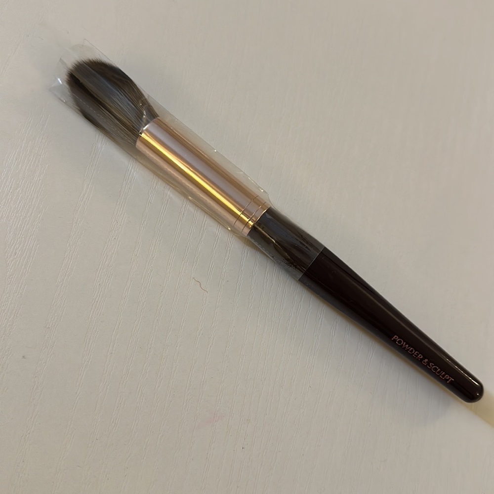 Charlotte Tilbury Powder & Sculpt Brush BRAND NEW - Picture 2 of 3